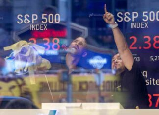 Wealthy Investors Capitalize on Stock Market Downturns news-10082024-103358